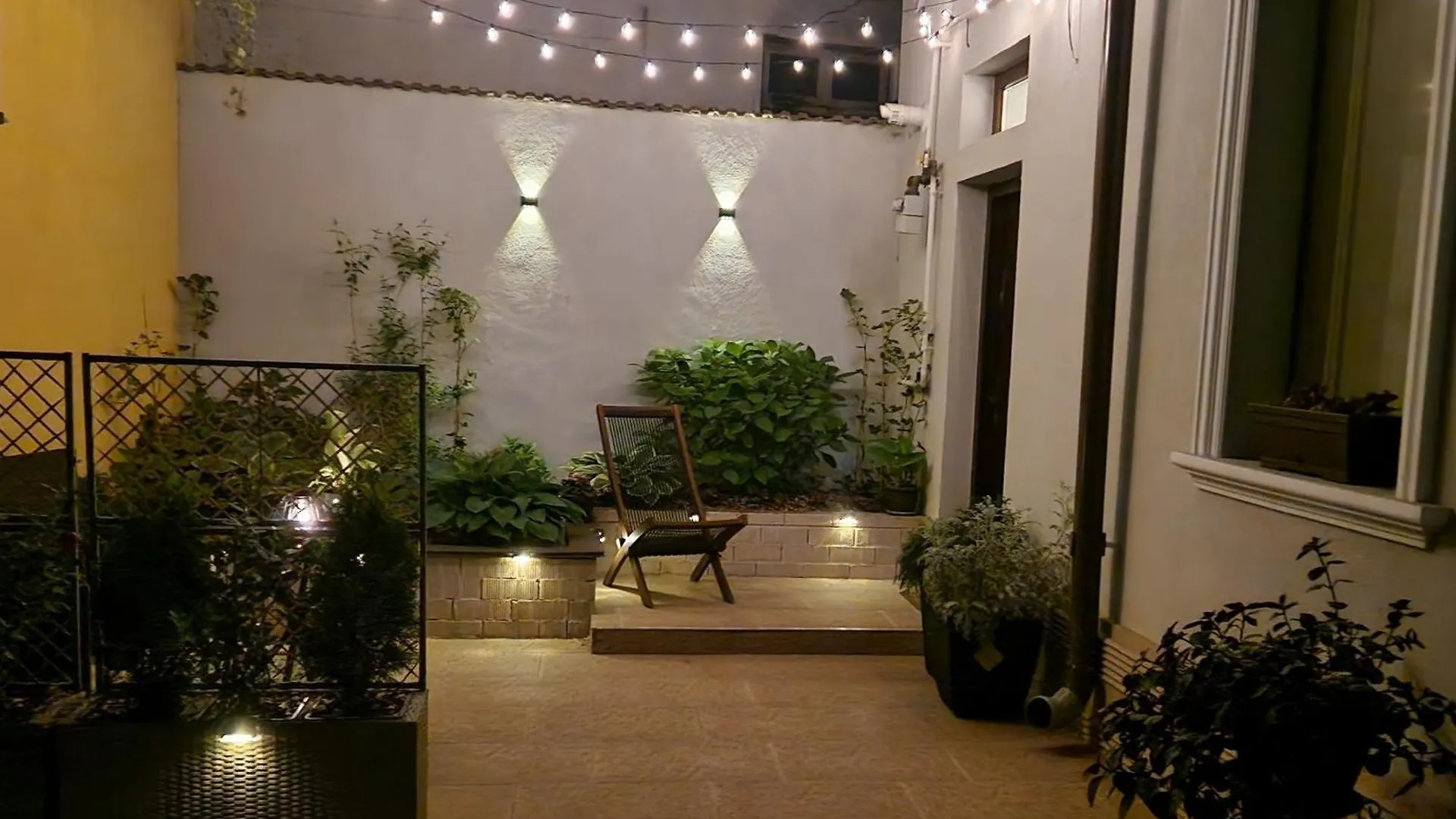 Cozy Green House Bucureşti 0*,  România